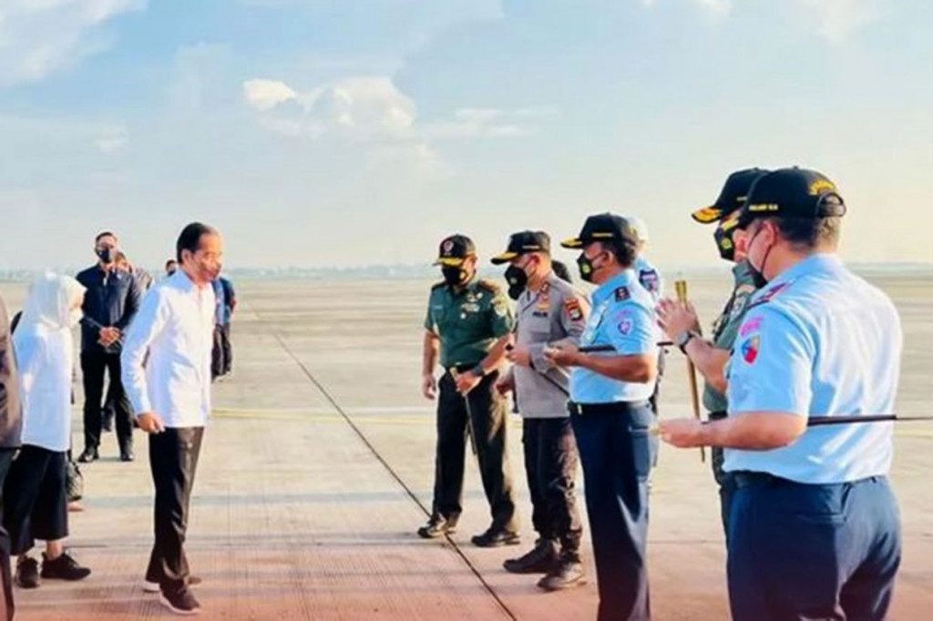 Presiden Joko Widodo beserta Ibu Iriana Joko Widodo tiba di Bandara Soekarno-Hatta saat akan melakukan kunjungan kerja ke Provinsi Jawa Tengah pada Rabu, 8 Juni 2022. 