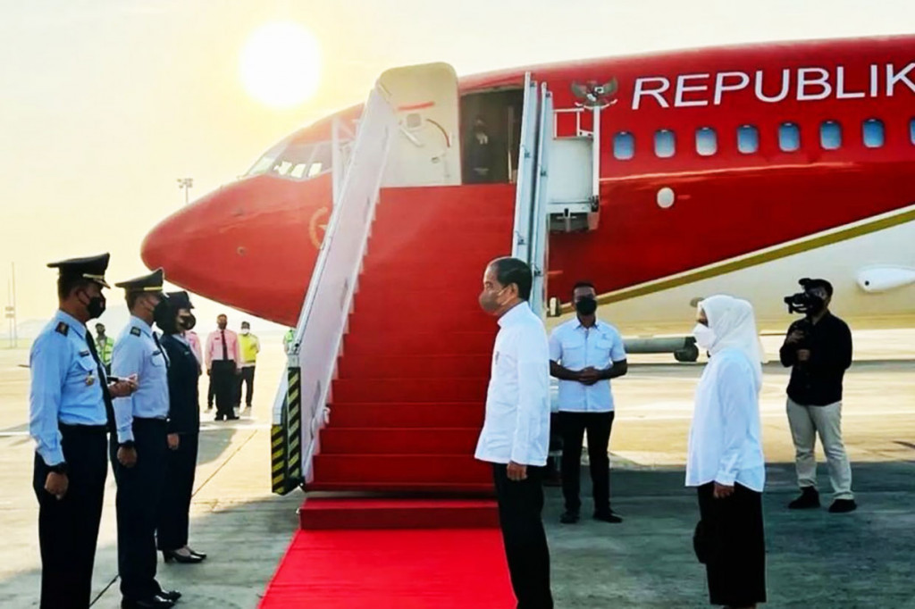Presiden Jokowi dan rombongan lepas landas menggunakan Pesawat Kepresidenan Indonesia-1 dari Bandara Internasional Soekarno-Hatta, Tangerang, sekitar pukul 07.00 WIB.