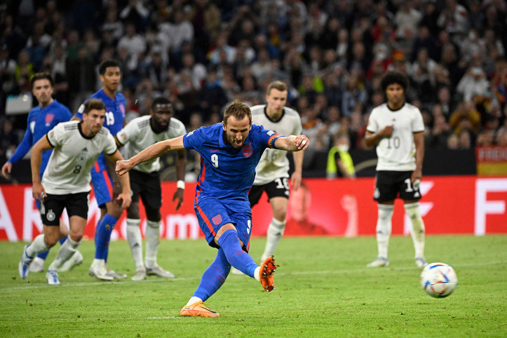 Inggris mendapat hadiah penalti setelah bek Jerman Nico Schlotterbeck menabrak Kane di kotak terlarang.