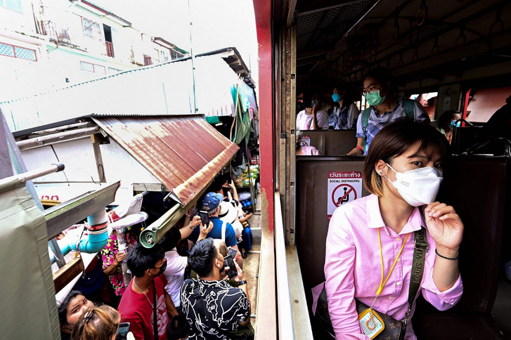 “Meski terlihat berisiko dan berbahaya, sama sekali tidak berbahaya,” kata pedagang buah dan sayur Samorn Armasiri.