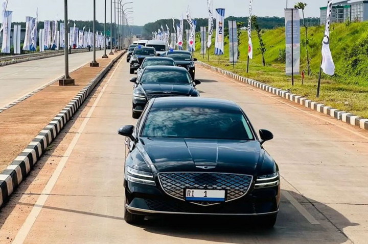 Presiden Joko Widodo dan Ibu Negara Iriana Joko Widodo menggunakan mobil listrik dalam rangkaian kendaraan yang membawanya ke Kawasan Industri Terpadu Batang (KITB) di Kabupaten Batang, Jawa Tengah, Rabu, 8 Juni 2022.