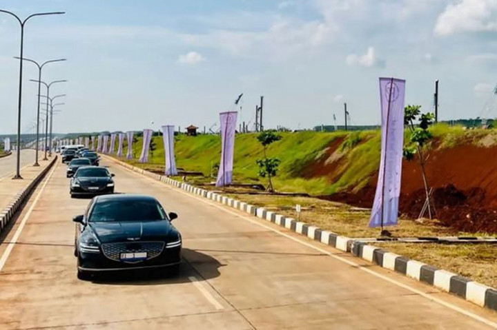 Selepas mendarat di Pangkalan Udara Utama TNI AD Ahmad Yani di Kota Semarang, Presiden Jokowi dan rombongan melanjutkan perjalanan menuju Kabupaten Batang. Setelah keluar gerbang tol Gringsing, Presiden dan Ibu Iriana kemudian berganti kendaraan dengan mobil bertenaga listrik lalu meninjau proyek KCC Glass di KITB.
