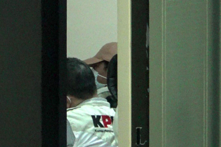 Penggeledahan di ruang kerja wali kota dan dua dinas itu berlangsung sejak sore hingga malam.
