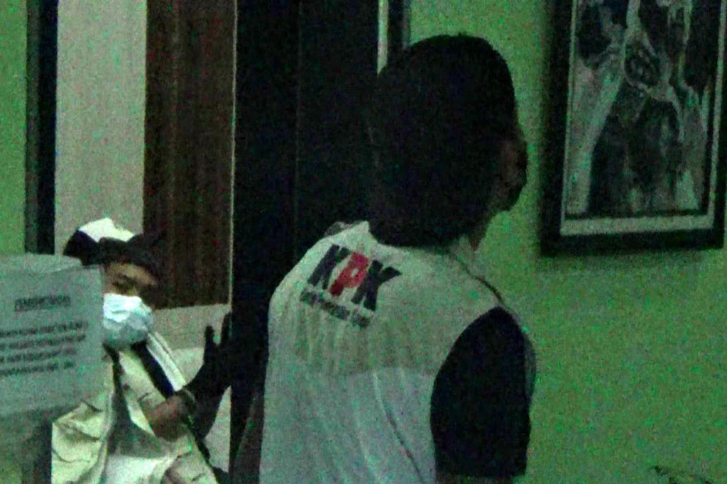 Kantor di dua dinas tersebut digeledah selama beberapa jam. Proses penggeledahan disertai penjagaan aparat kepolisian bersenjata.