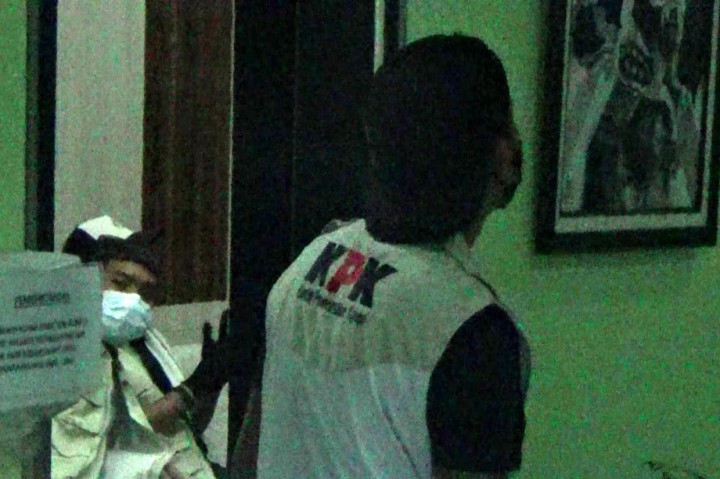 Kantor di dua dinas tersebut digeledah selama beberapa jam. Proses penggeledahan disertai penjagaan aparat kepolisian bersenjata.