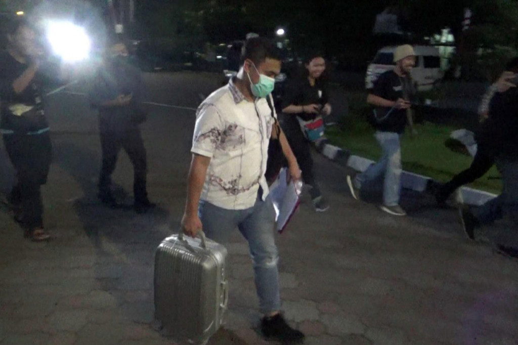 Usai penggeledahan, petugas dengan rompi KPK itu tampak menenteng sebuah koper. Koper itu diduga dokumen terkait suap perizinan yang menjerat mantan Wali Kota Yogyakarta, Haryadi Suyuti dan sejumlah pejabat.