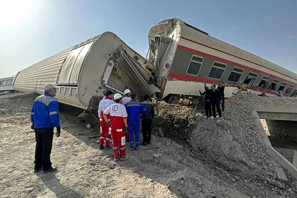 Tim penyelamat berada di lokasi kereta tergelincir di dekat kota Tabas, di Iran tengah di jalur antara kota Mashhad dan Yazd, Rabu, 8 Juni 2022. 