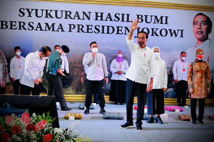 Dalam kesempatan itu, Presiden juga menjelaskan mengenai situasi dunia yang sulit karena pandemi Covid-19, ditambah perang Ukraina, hingga banyak negara mengalami kekurangan pangan. 