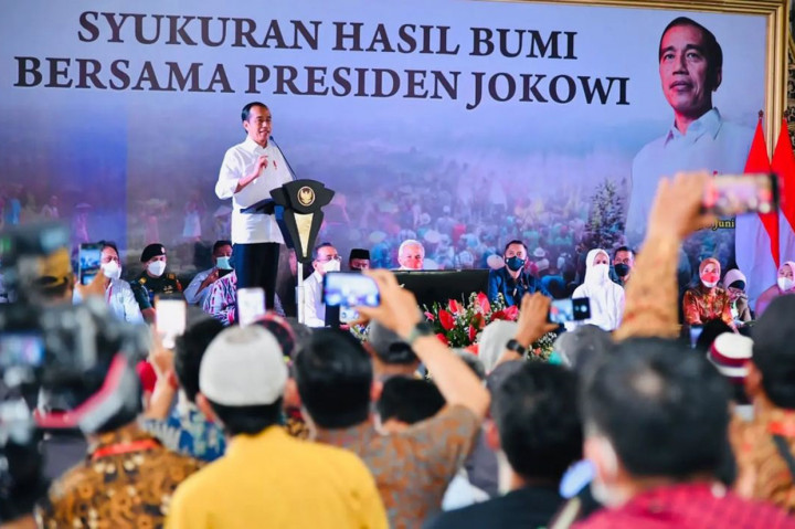 Dalam kesempatan itu, Presiden menegaskan kepada jajarannya agar tidak membiarkan ada lahan perhutanan sosial yang telantar dan tidak produktif.