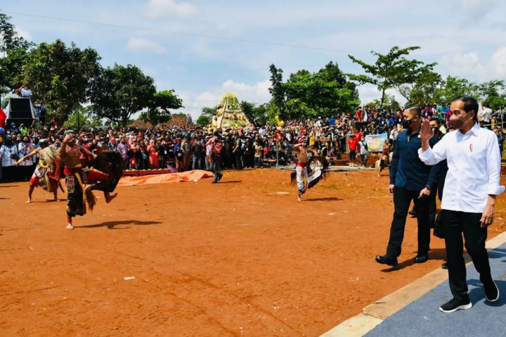 Menurut Presiden, lahan perhutanan sosial memiliki peranan penting dalam rangka membuka usaha bagi para petani dan rakyat. 