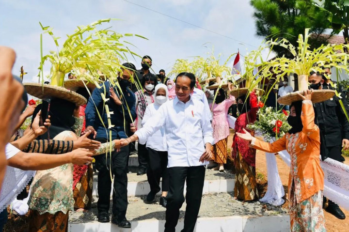 Presiden Joko Widodo menghadiri acara syukuran hasil bumi Gerakan Masyarakat (Gema) Perhutanan Sosial yang digelar di Lapangan Omah Tani, Kabupaten Batang, Provinsi Jawa Tengah, Rabu, 8 Juni 2022.