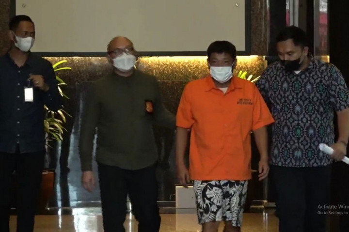 Mitsuhiro Tanaguchi (48 tahun), tersangka kasus penipuan bantuan sosial Covid-19 terhadap Pemerintah Jepang dihadirkan ke hadapan awak media di Jakarta, Rabu siang, 8 Juni 2022.