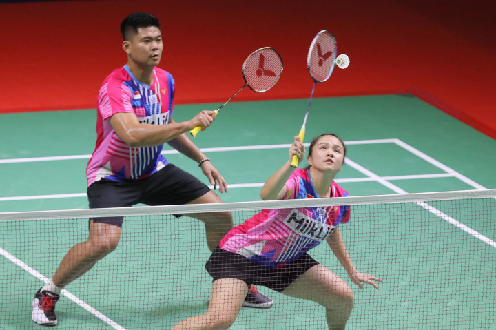 Praveen Jordan/Melati Daeva Oktavianti melaju ke babak 16 besar Indonesia Masters 2022 setelah menumbangkan wakil India, Ishaan Bhatnagar/Tanisha Crasto. 