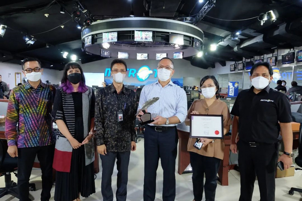 Penghargaan tersebut diberikan langsung oleh Hartyo Harkomoyo, Direktur Informasi dan Media Kemenlu, kepada Arief Suditomo, News Director & Editor in Chief Metro TV, didampingi Nunung Setiyani, Head of Convergence Project dan Budiyanto, Wakil Pemimpin Redaksi Metro TV di Newsroom Metro TV, Kedoya, Jakarta Barat.