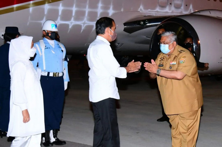 Jokowi dan rombongan kemudian langsung menuju hotel tempatnya bermalam. Jokowi akan melanjutkan kegiatan kunjungan kerja keesokan harinya.