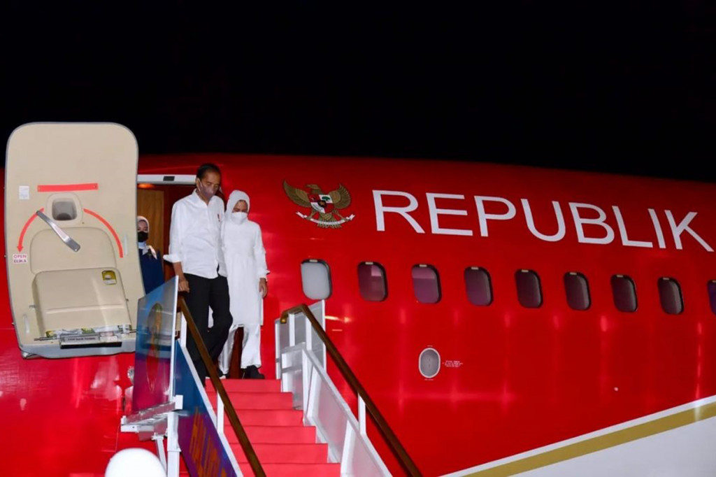 Presiden Joko Widodo, melakukan kunjungan kerja ke Sulawesi Tenggara (Sultra), Rabu, 8 Juni 2022. Jokowi dan Iriana tiba di Pangkalan TNI AU Haluoleo, Kabupaten Konawe Selatan, sekitar pukul 22.35 Wita.