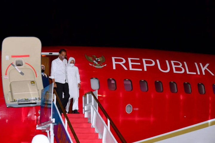 Presiden Joko Widodo, melakukan kunjungan kerja ke Sulawesi Tenggara (Sultra), Rabu, 8 Juni 2022. Jokowi dan Iriana tiba di Pangkalan TNI AU Haluoleo, Kabupaten Konawe Selatan, sekitar pukul 22.35 Wita.
