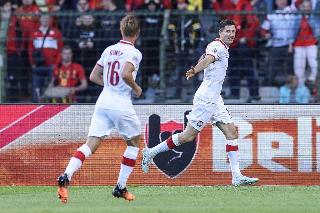 Tertekan, Polandia justru mampu menjadi tim yang mencetak gol terlebih dahulu pada menit ke-28 ketika umpan Sebastian Szymanski berhasil dimanfaatkan dengan baik oleh Robert Lewandowski dan mengubah skor menjadi 1-0.