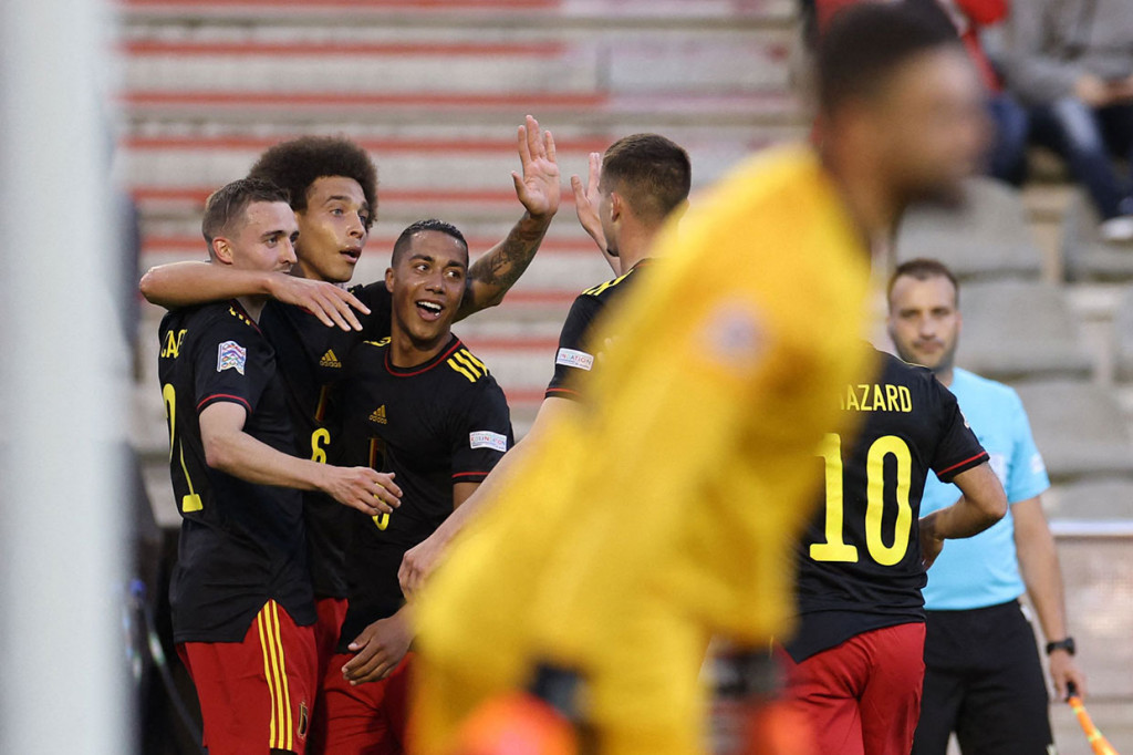 Tertinggal satu gol, Belgia berusaha bangkit dan mampu menyamakan kedudukan pada menit ke-42 lewat Axel Witsel setelah menerima umpan dari Timothy Castagne. Skor 1-1 bertahan hingga babak pertama usai.