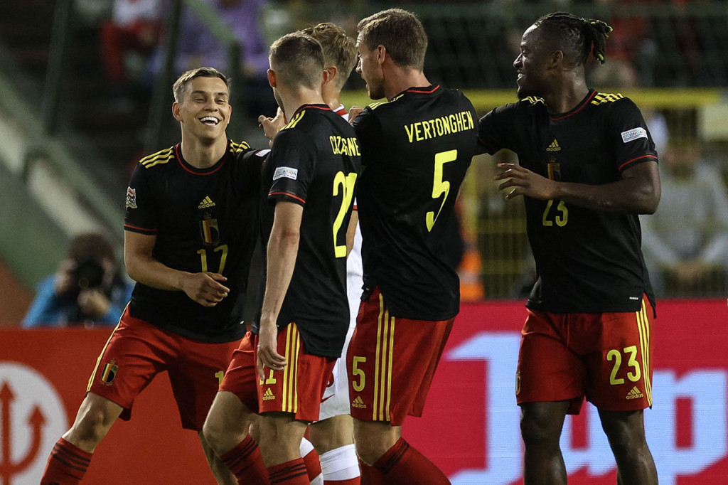 Keunggulan ini membuat The Red Devils semakin leluasa menjalankan pertandingan dan pada menit ke-73 Leandro Trossard sukses memperbesar keunggulan menjadi 3-1 usai menyambut umpan terobosan dari Batshuayi dan melepaskan tembakan keras yang tak bisa dijangkau oleh kiper Polandia Bartlomiej Dragowski.