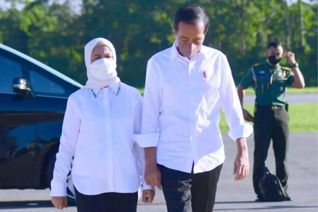 Presiden Joko Widodo didampingi Ibu Iriana Joko Widodo, tiba di Pangkalan TNI AU Haluoleo, Kabupaten Konawe Selatan, Kamis, 9 Juni 2022 pagi. Jokowi dan rombongan akan bertolak menuju Kabupaten Wakatobi, Provinsi Sulawesi Tenggara. 