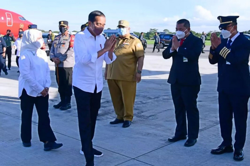 Agenda lain Presiden dan Ibu Iriana di Wakatobi adalah menyerahkan sertifikat hak atas tanah kepada masyarakat di Kampung Mola, menyerahkan bantuan sosial kepada para penerima manfaat di Pasar Pagi, meresmikan sejumlah pelabuhan dan kapal motor penumpang (KMP) yang dipusatkan di Dermaga Rakyat Wanci, serta melakukan pelepasan tukik di Patuno Resort bersama masyarakat sekitar Kabupaten Wakatobi. 