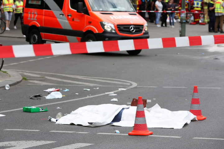 Satu orang tewas dan sedikitnya 30 terluka setelah sebuah mobil menabrak kerumunan orang di dekat sebuah gereja di Berlin, Jerman, Rabu, 8 Juni 2022.
