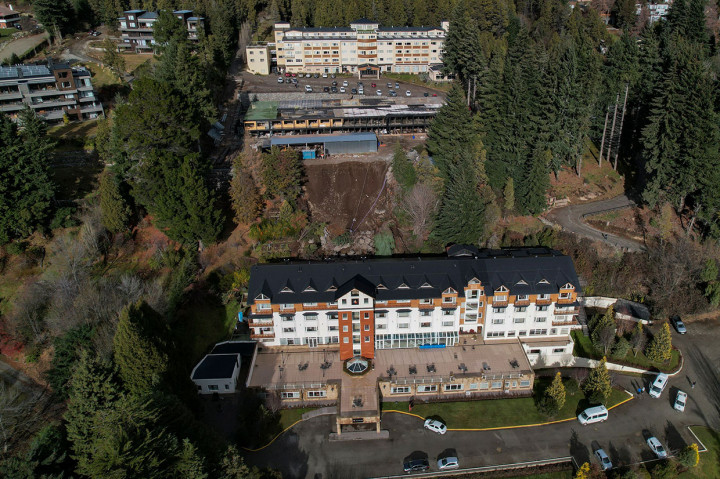 Satu orang meninggal dunia dan tiga lainnya luka-luka ketika tanah longsor menerjang sebuah hotel di resor pegunungan kelas atas San Carlos de Bariloche, Argentina, Senin, 6 Juni 2022 waktu setempat.