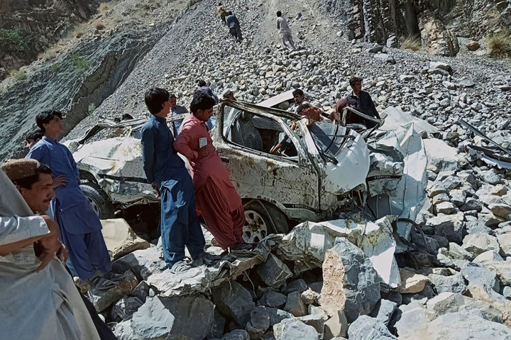 Warga melihat puing-puing sebuah mobil penumpang yang jatuh ke jurang yang curam di distrik Qila Saifullah, Provinsi Balochistan, Pakistan, pada Rabu, 8 Juni 2022. Kecelakaan tersebut mengakibatkan 22 orang meninggal dunia.