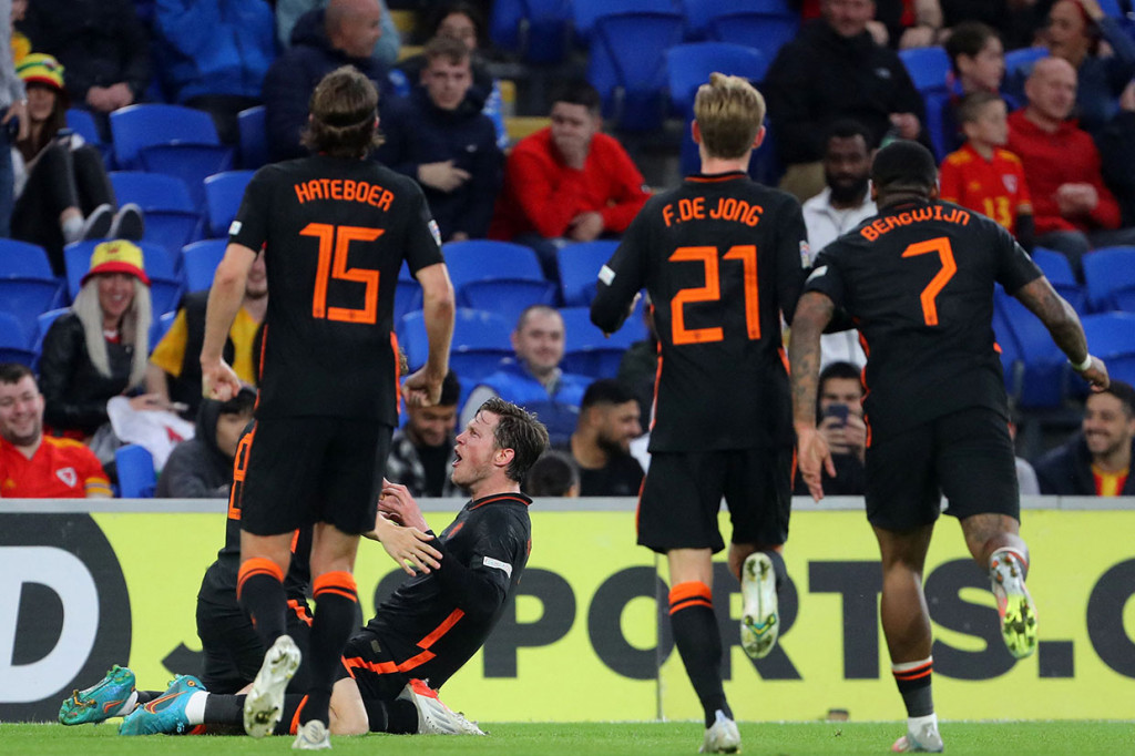 Ketika laga terlihat akan berakhir imbang, Wout Weghorst keluar sebagai pahlawan untuk Belanda ketika sundulan kerasnya setelah menerima umpan Tyrell Malacia membobol gawang Wales, sehingga pertandingan berkesudahan dengan skor 2-1 untuk kemenangan The Flying Dutchman.