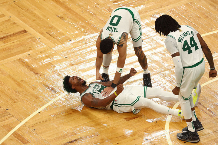 Marcus Smart melakukan selebrasi bersama Jayson Tatum dan Robert Williams usai Boston Celtics meraih kemenangan 116-100 atas Golden State Warriors pada Kamis, 9 Juni 2022 pagi WIB. Celtics untuk sementara memimpin 2-1 di Final NBA.