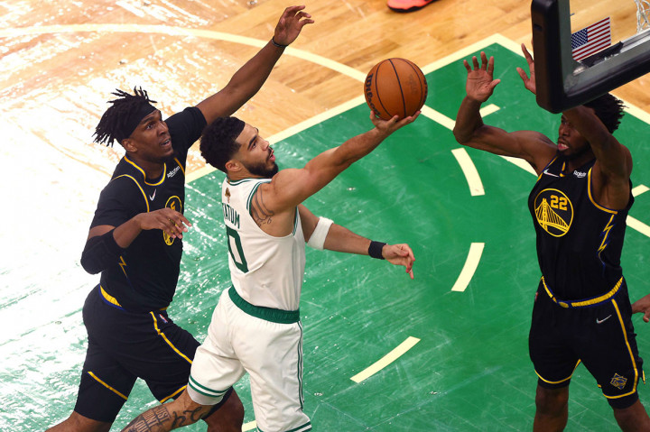 Jayson Tatum menambahkan 26 poin untuk Celtics.