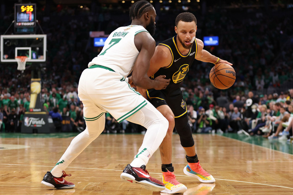 Sementara itu di kubu Warriors, Stephen Curry menjadi pencetak poin terbanyak dengan 31 poin. 