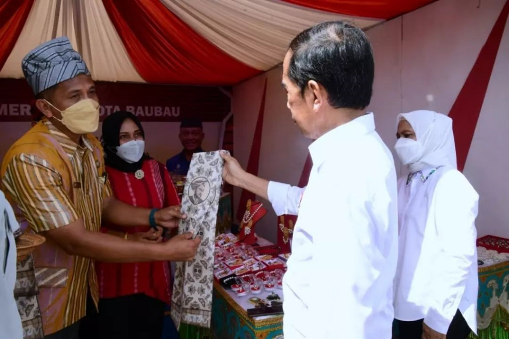 Usai menghadiri dan membuka Pertemuan Puncak Gugus Tugas Reforma Agraria (GTRA) Summit 2022 di Wakatobi, Sultra, Kamis, 9 Juni 2022, Presiden Joko Widodo dan Iriana Jokowi mengunjungi sejumlah stan UMKM yang digelar tidak jauh dari lokasi acara.