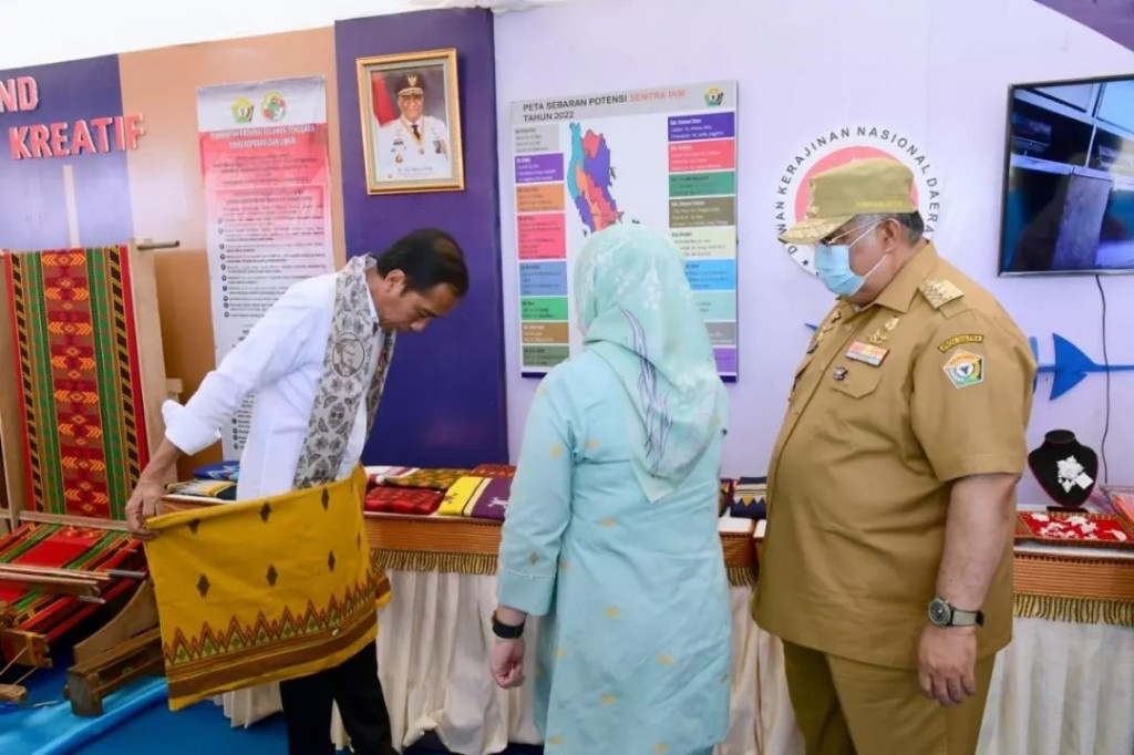Presiden Joko Widodo saat mengunjungi sejumlah stan UMKM di Wakatobi, Sultra, Kamis, 9 Juni 2022.