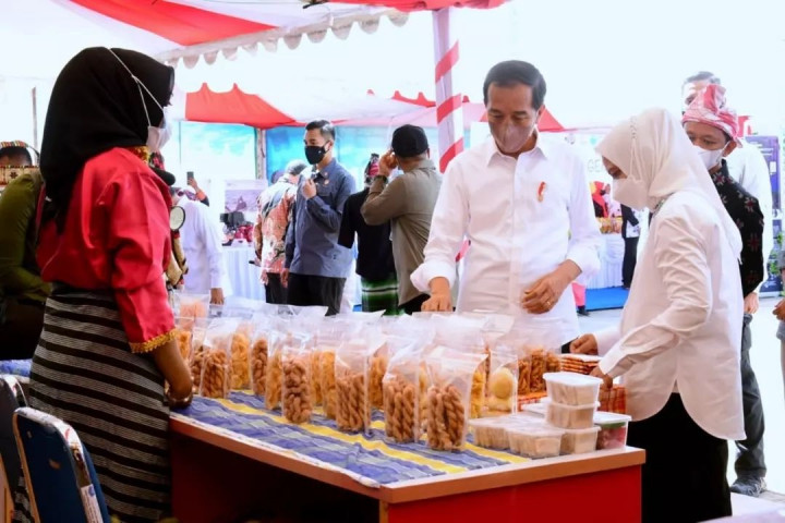 Salah satu stan yang dikunjungi Presiden dan Ibu Iriana adalah stan UMKM CCR Wakatobi yang menjual berbagai macam produk makanan ringan khas Sulawesi Tenggara. Di tempat tersebut, Jokowi dan Iriana bahkan membeli semua produk yang dijual.