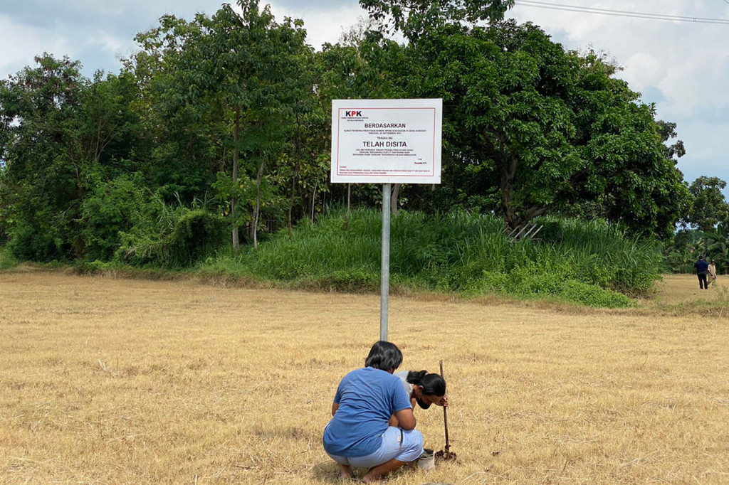 KPK menyita delapan bidang tanah di beberapa lokasi yang diduga aset milik tersangka Bupati nonaktif Probolinggo Puput Tantriana Sari (PTS). Penyitaan dilakukan dalam penyidikan kasus dugaan penerimaan gratifikasi dan tindak pidana pencucian uang (TPPU) yang menjerat Puput sebagai tersangka.