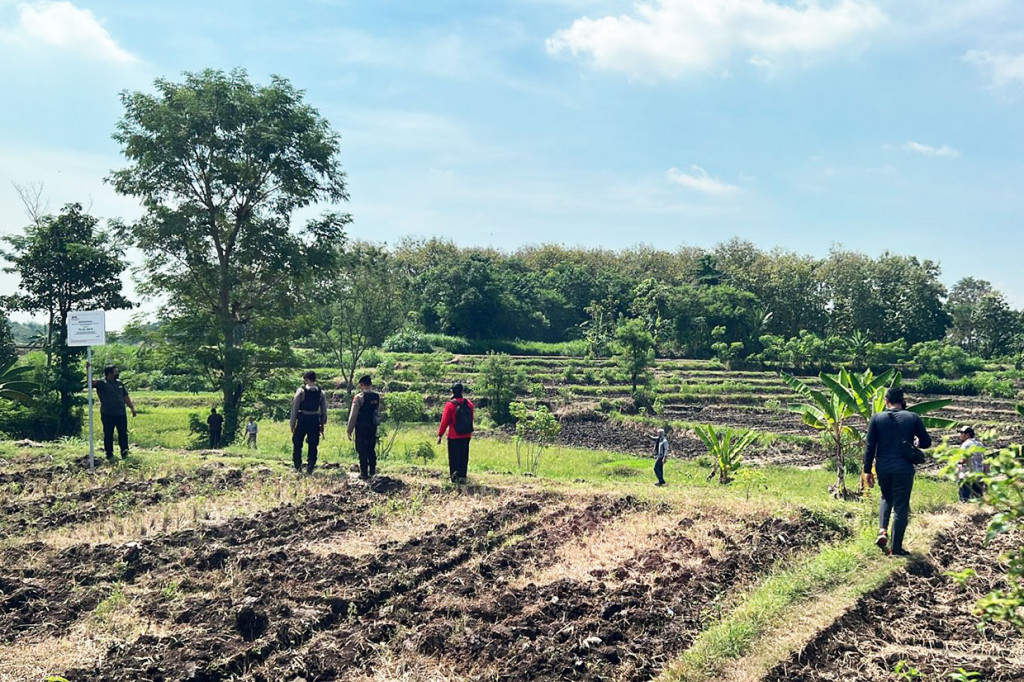Adapun aset-aset tersebut, yaitu satu bidang tanah kavling yang berada di Desa Bulu Kecamatan Kraksaan Kabupaten Probolinggo, satu unit rumah yang berada di Desa Sumber Lele Kecamatan Kraksaan Kabupaten Probolinggo, satu bidang tanah yang berada di Desa Sidomukti Kecamatan Kraksaan Kabupaten Probolinggo, satu bidang tanah yang berada di Kelurahan/Desa Klampokan Kecamatan Besuk Kabupaten Probolinggo.