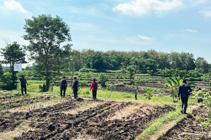 Adapun aset-aset tersebut, yaitu satu bidang tanah kavling yang berada di Desa Bulu Kecamatan Kraksaan Kabupaten Probolinggo, satu unit rumah yang berada di Desa Sumber Lele Kecamatan Kraksaan Kabupaten Probolinggo, satu bidang tanah yang berada di Desa Sidomukti Kecamatan Kraksaan Kabupaten Probolinggo, satu bidang tanah yang berada di Kelurahan/Desa Klampokan Kecamatan Besuk Kabupaten Probolinggo.