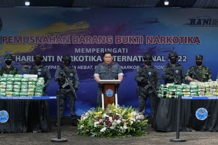 Kepala Badan Narkotika Nasional (BNN) RI Petrus Reinhard Golose menyampaikan keterangan pers pada kegiatan pemusnahan barang bukti narkotika di halaman kantor BNN Kota Jakarta Utara, Jakarta, Kamis, 9 Juni 2022.