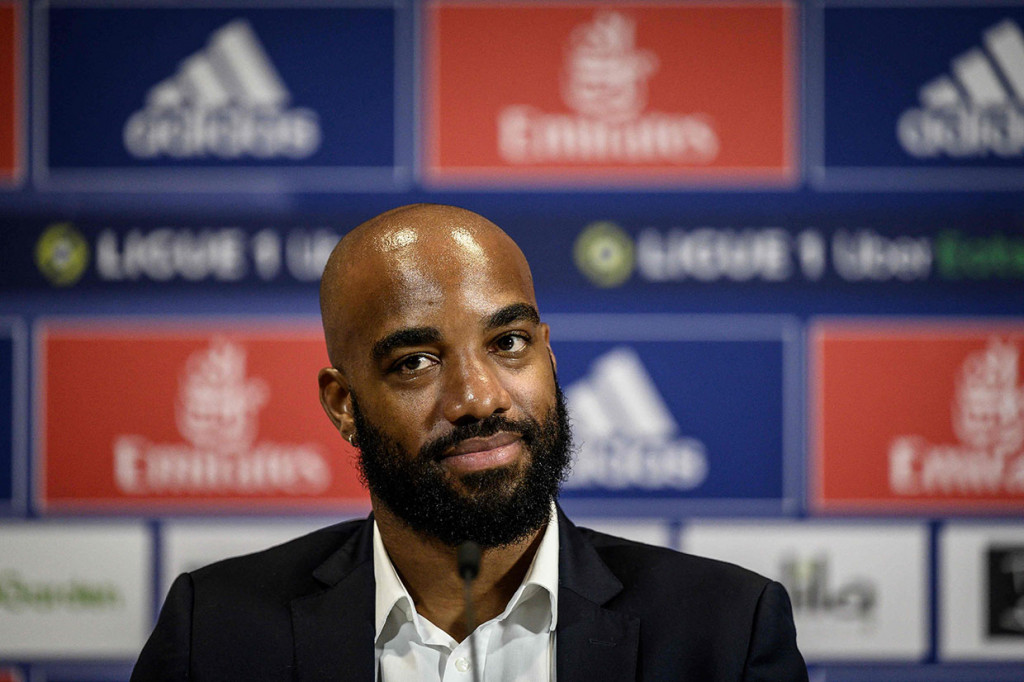  Lacazette kembali ke klub Ligue 1, Lyon dengan status bebas transfer. Ia sebelumnya bergabung dengan Arsenal dengan biaya rekor klub sebesar £46,5 juta (USD58 juta).