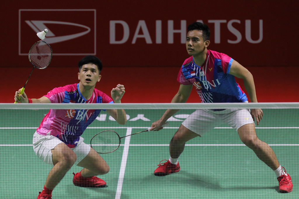Pebulu tangkis ganda putra Indonesia, Pramudya Kusumawardana/Yeremia Rambitan berhadapan dengan Fajar Alfian/Muhammad Rian Ardianto pada babak 16 besar Turnamen Indonesia Masters 2022, di Istora Senayan, Kamis, 9 Juni 2022.