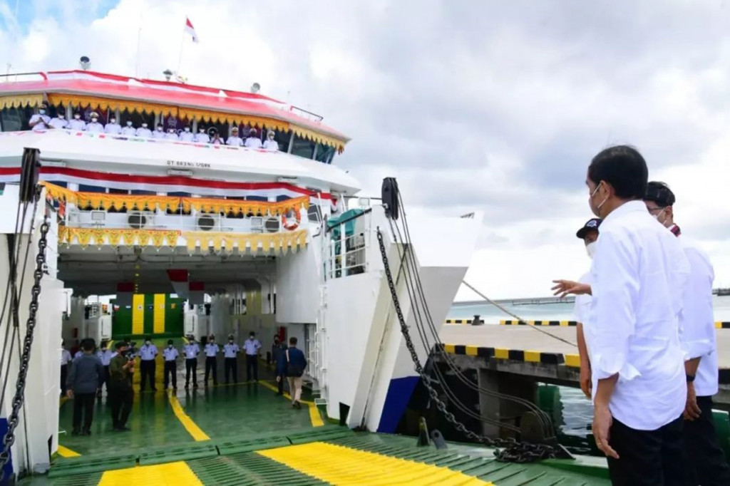 Ketiga pelabuhan penyeberangan tersebut adalah Pelabuhan Kaledupa, Pelabuhan Tomia, dan Pelabuhan Binongko. Sementara satu unit kapal penyeberangan yaitu KMP Sultan Murhum II.