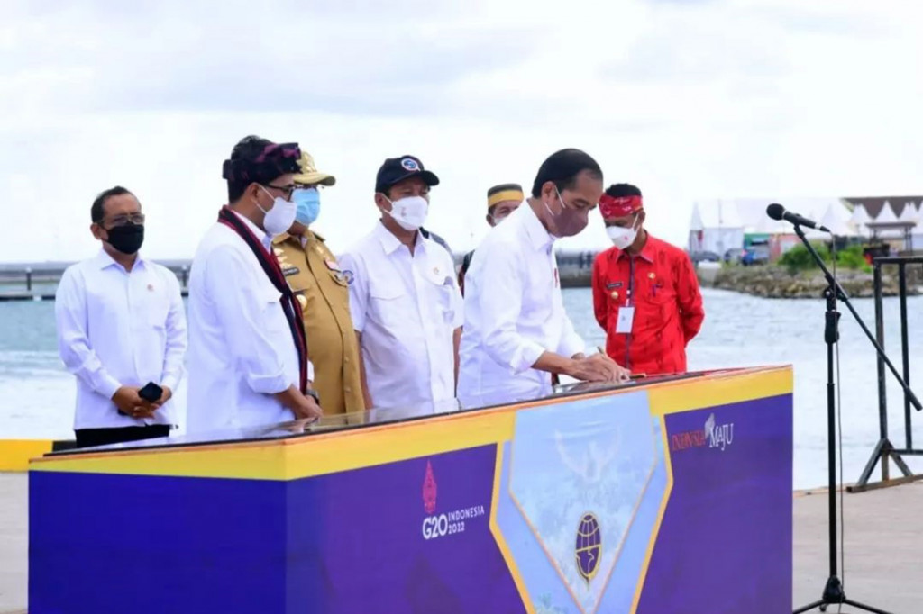 Presiden Jokowi meresmikan 3 pelabuhan penyeberangan dan 1 kapal motor penumpang (KMP) di Dermaga Rakyat Wanci, Wakatobi, Sulawesi Tenggara, Kamis, 9 Juni 2022.