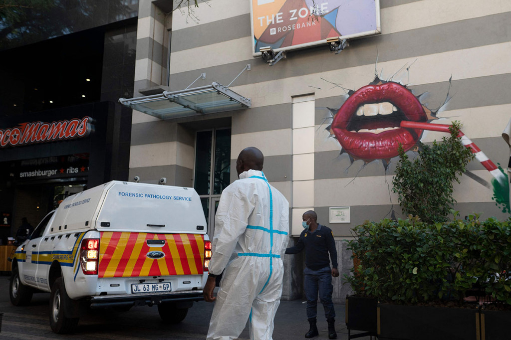 Rincian seputar kejahatan tetap samar, sementara polisi melakukan penyelidikan di tempat kejadian dan manajemen pusat tetap bungkam. Motif penembakan masih belum jelas. Mayat korban belum dikeluarkan dari restoran yang dijaga ketat oleh polisi.