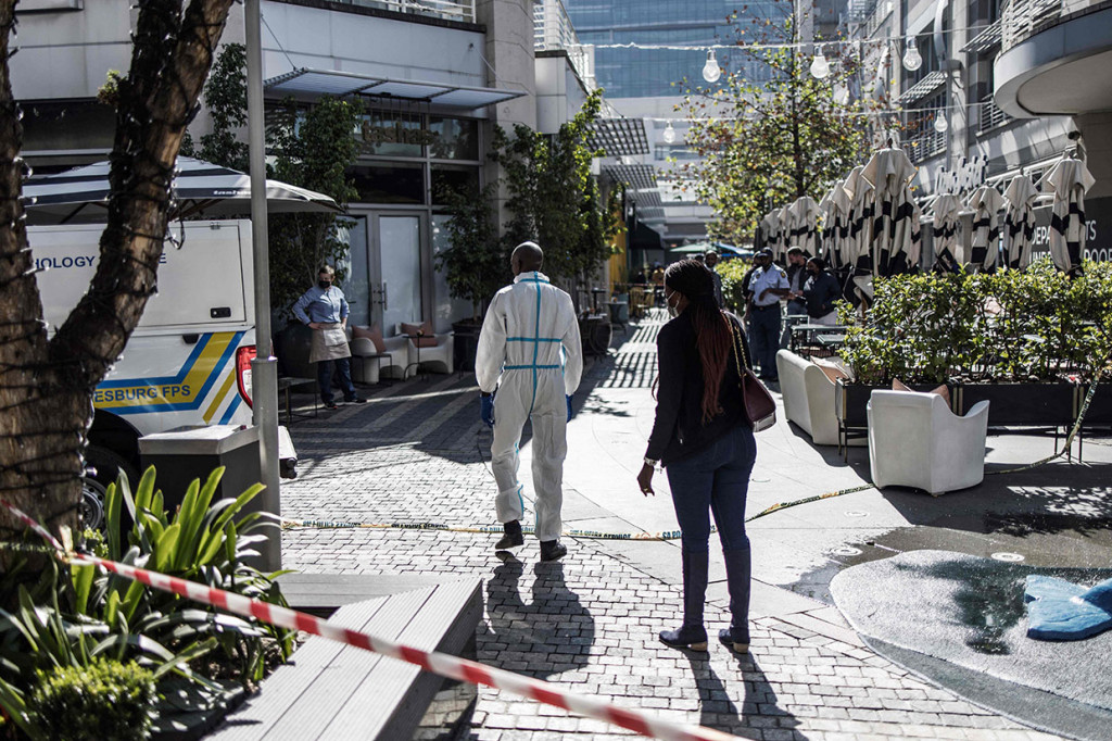 Diduga dua pria bersenjata memasuki restoran populer dan melepaskan tembakan ke seorang pengunjung sebelum melarikan diri. Saksi mata mengatakan para penyerang melarikan diri dari tempat kejadian dengan mobil.