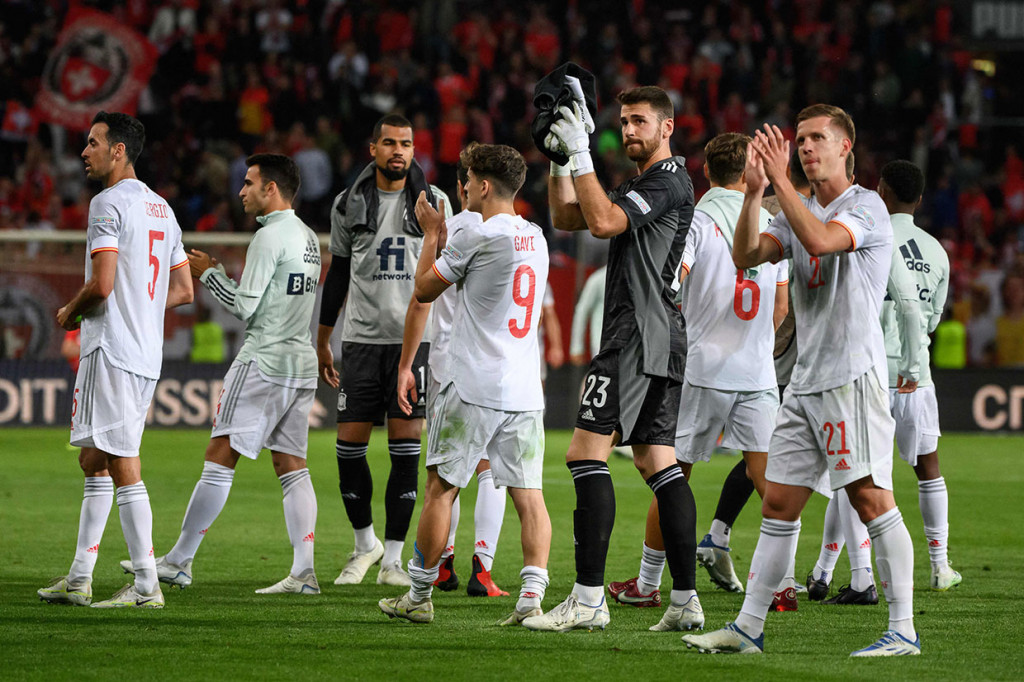 Spanyol sudah mengumpulkan lima poin dari tiga pertandingan di Grup A2 untuk bercokol pada urutan kedua klasemen grup di bawah Portugal dan dua poin di atas Republik Ceko yang menduduki posisi ketiga. Swiss menderita tiga kekalahan berturut-turut dan tidak pernah menang dalam lima pertandingan terakhirnya sejak lolos ke Piala Dunia tahun ini.