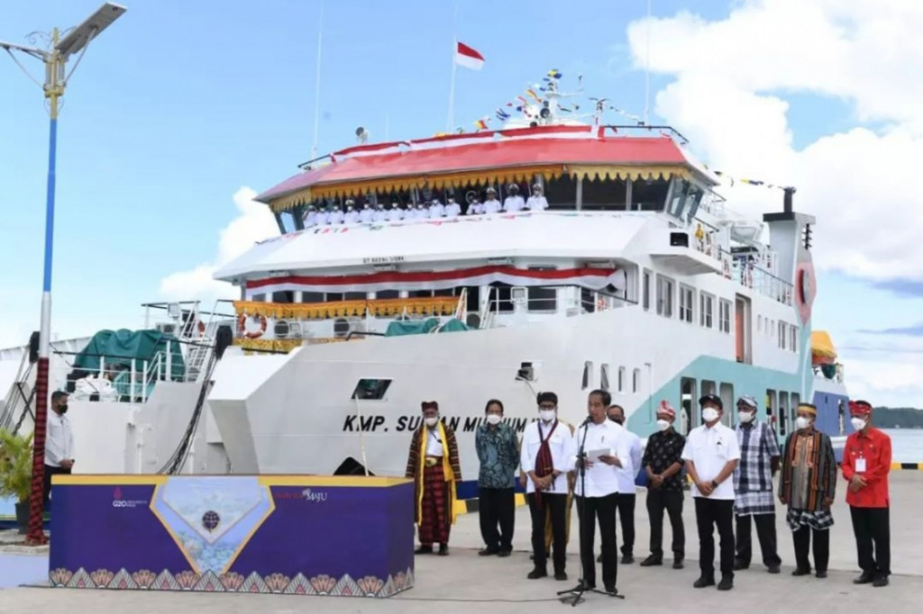 Presiden Jokowi meresmikan 3 pelabuhan penyeberangan dan 1 kapal motor penumpang (KMP) di Dermaga Rakyat Wanci, Wakatobi, Sulawesi Tenggara, Kamis, 9 Juni 2022.