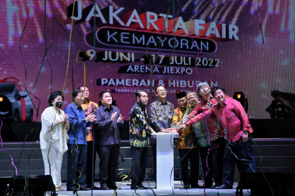 Gubernur DKI Jakarta Anies Baswedan membuka Jakarta Fair bersama-sama dengan Ketua Mahkamah Konstitusi Anwar Usman, Wakil Ketua MPR RI Hidayat Nur Wahid (HNW), Menteri BUMN Erick Thohir, Wakil Ketua Umum (Waketum) PPP Arsul Sani, dan Wakil Gubernur DKI Jakarta Ahmad Riza Patria.