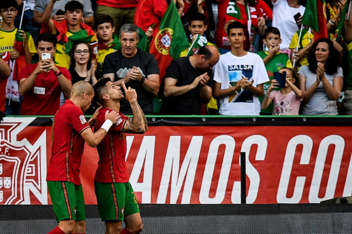 Namun Portugal justru yang berhasil unggul terlebih dahulu. Joao Cancelo membawa juara Nation League 2019 itu unggul pada menit ke-33 setelah mengarahkan bola melewati kiper Ceko Jindrich Stanek dari sudut sempit.
